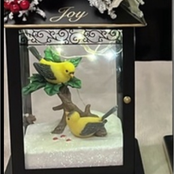 Beautiful decorative light up lantern with birds in snow. AAA batteries included - Picture 4 of 4